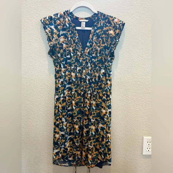 This pretty size 2 H&M dress is navy with a pretty pattern! - Picture 3 of 5